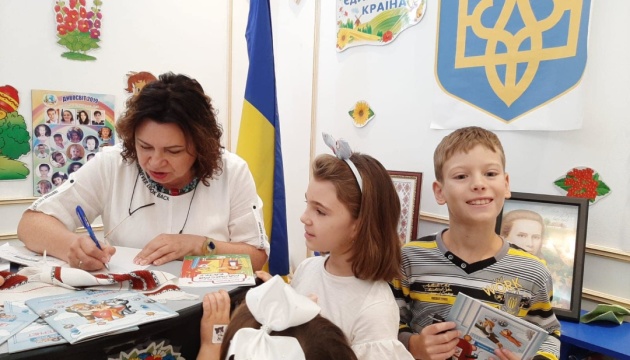 Українська письменниця презентувала свої книжки у школі «Дивосвіт» в Абу-Дабі