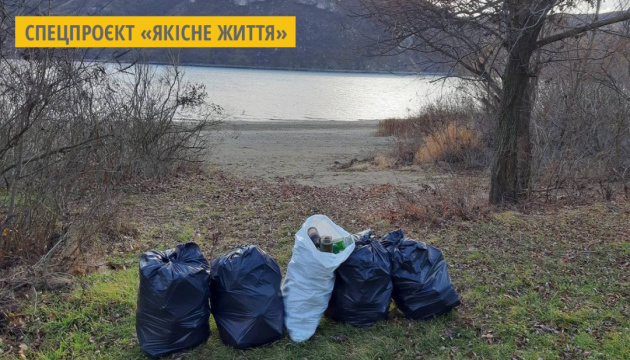 На Хмельниччині екоактивісти зібрали на берегах Дністра 100 мішків сміття