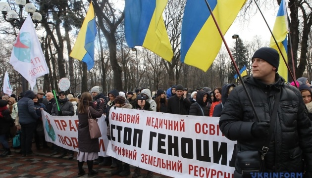 Мітинг антивакцинаторів заблокував рух авто в центрі Києва