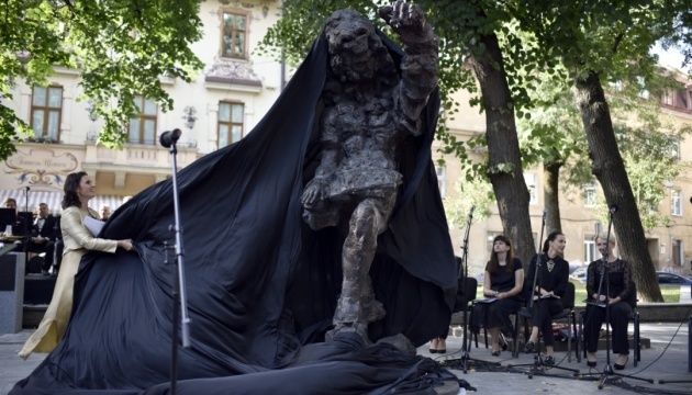 У соцмережах проходить флешмоб проти демонтажу пам’ятника сину Моцарта у Львові