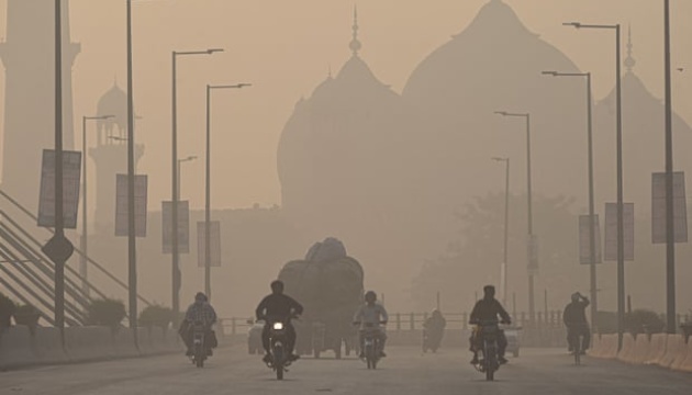 У Пакистані 12-мільйонне місто через смог закриває школи та офіси