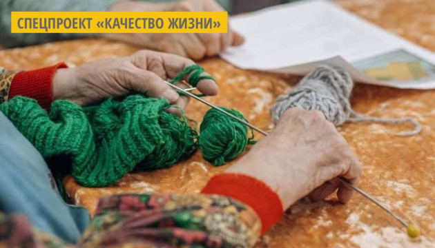 Бабушки львовского гериатрического пансионата вяжут вещи на благотворительность