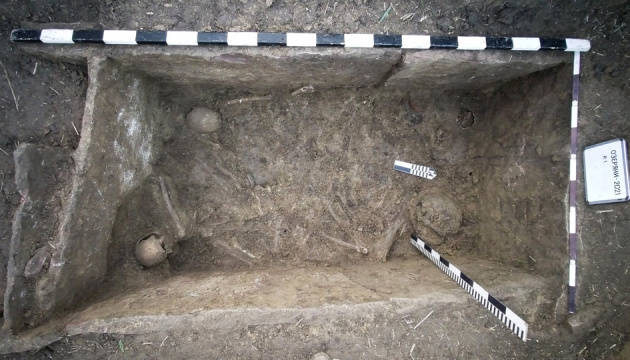 На Тернопільщині знайшли кам’яний саркофаг зі скелетами, яким 5 тисяч років