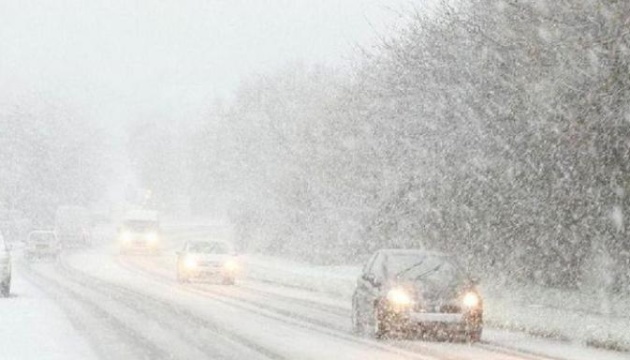 In Transkarpatien zwei Lawinen abgegangen, Schnee bedeckte Fahrspuren