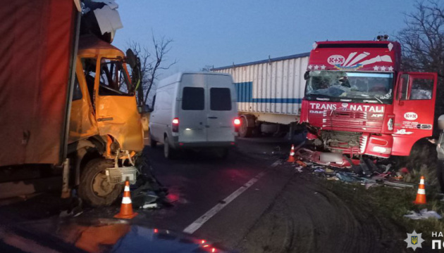 На Николаевщине столкнулись четыре грузовика, один человек погиб