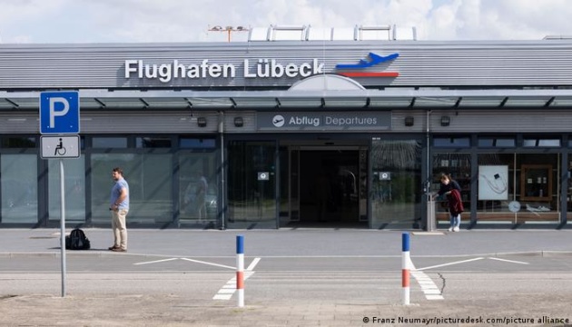 В аеропорту німецького Любека лікар вводив охочим саморобну вакцину