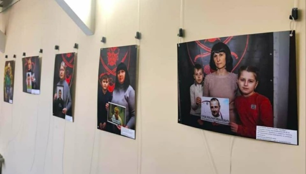 Во Львове открыли выставку, посвященную без вести пропавшим военным и волонтерам
