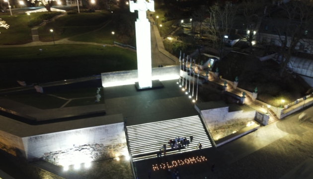 У центрі Таллінна виклали свічками слово «Holodomor»