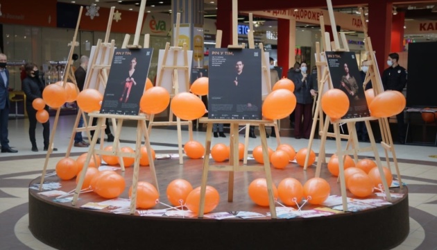 Акція «16 днів проти насильства»: у Херсоні відкрили виставку-інсталяцію