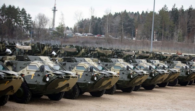 Ukrainische Infanteristen mit neuesten Schützenpanzern zu Übungen in Deutschland eingetroffen