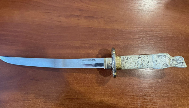 Митники у посилці зі США знайшли меч самурая