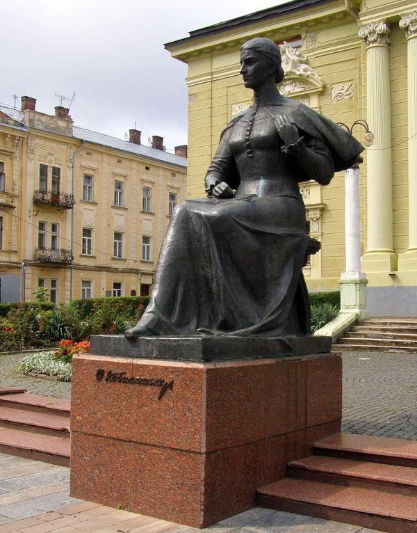 Пам`ятник Ользі Кобилянській у Чернівцях