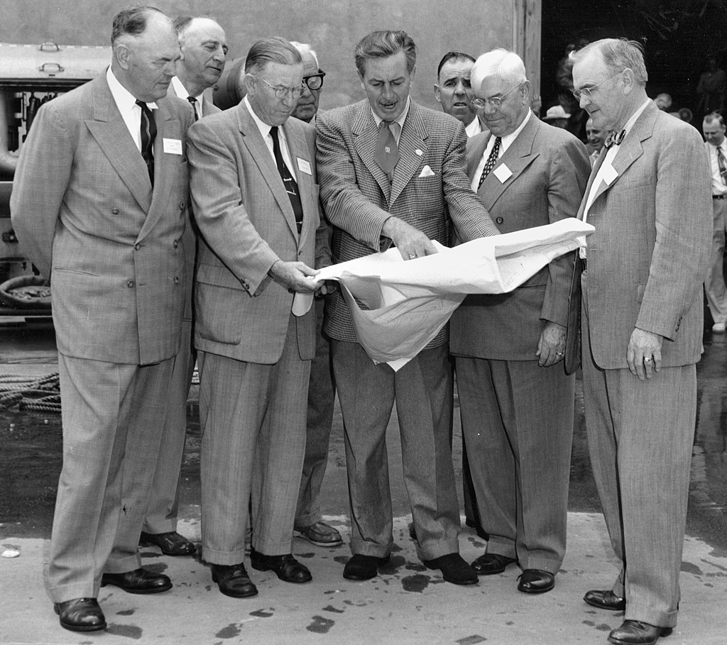 Дісней (у центрі) показує плани Діснейленду каліфорнійським чиновникам, 1954
