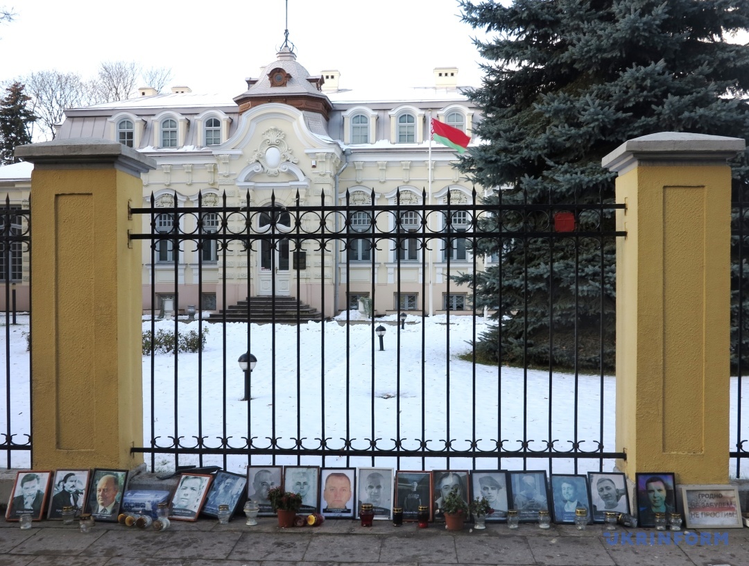 Народный мемориал у Посольства Беларуси
