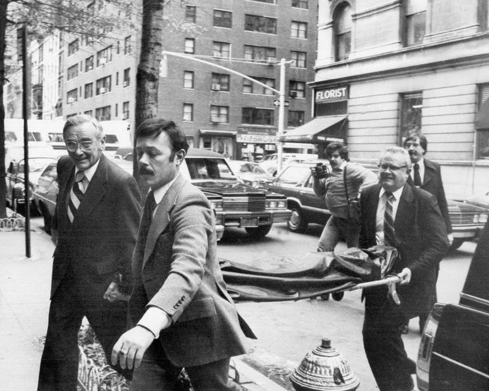 у чорному пакеті тіло Джона Леннона доставлено до похоронного бюро Френка Е. Кемпбелла, на розі Медісон-авеню та 81-й вулиці, 10 грудня 1980 р.