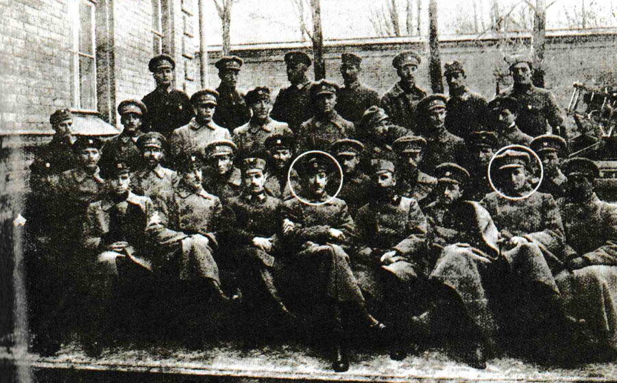 Січові стрільці біля казарм УСС у Києві, 1918 рік (позначені Мельник і Коновалець