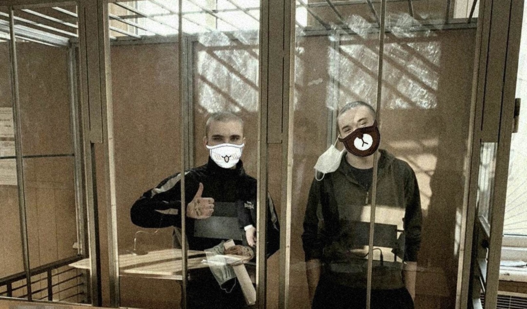 Краснов та Кононенко у суді. Обличчя приховані в оригіналі, закрито напис із закликом до вбивств / Фото: телеграм-канал 