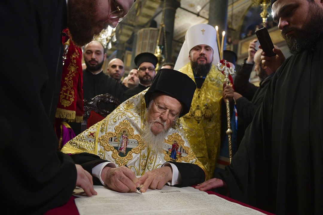Патріарх Варфоломій підписує томос про автокефалію ПЦУ