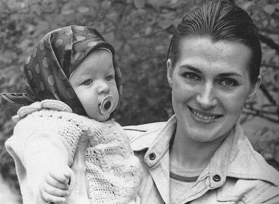 Галина Логинова с дочерью Милой,  Киев, 1976 г.