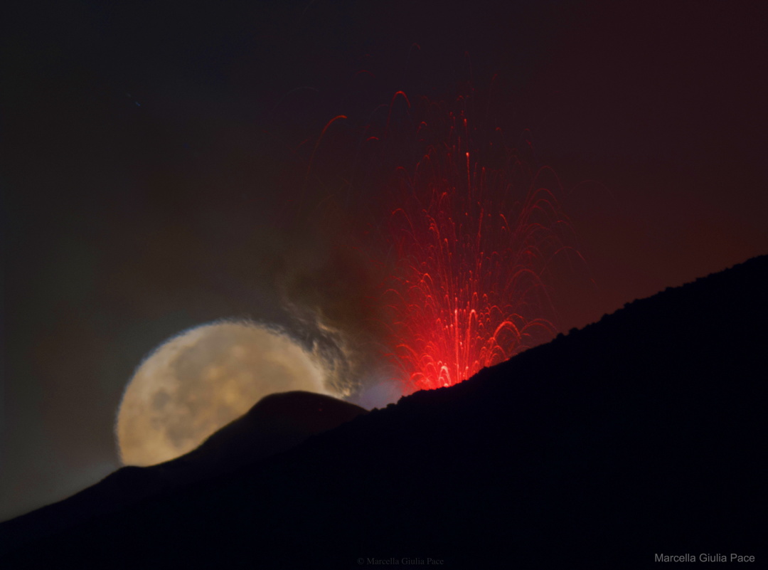 “Місяць за фонтаном лави” (“Moon Behind Lava Fountain”), 4 вересні 2018 р.