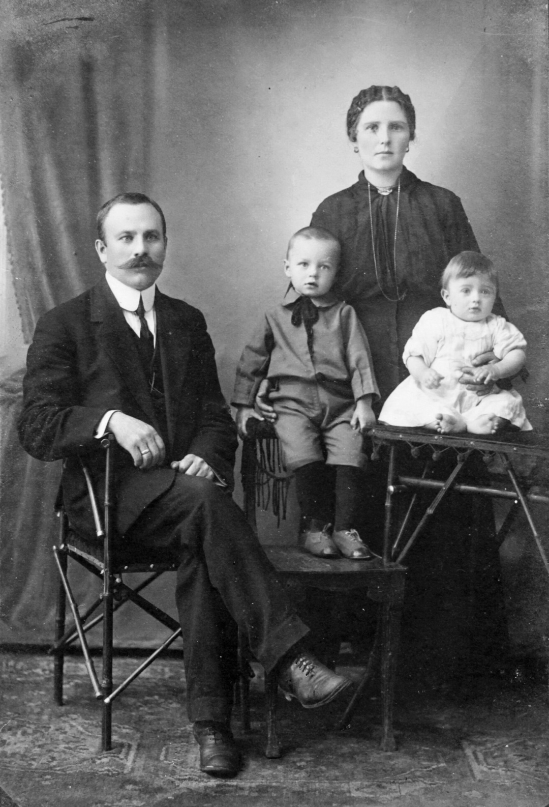 Батьки – Галактіон Опанасович та Евеліна Йосипівна із дітьми