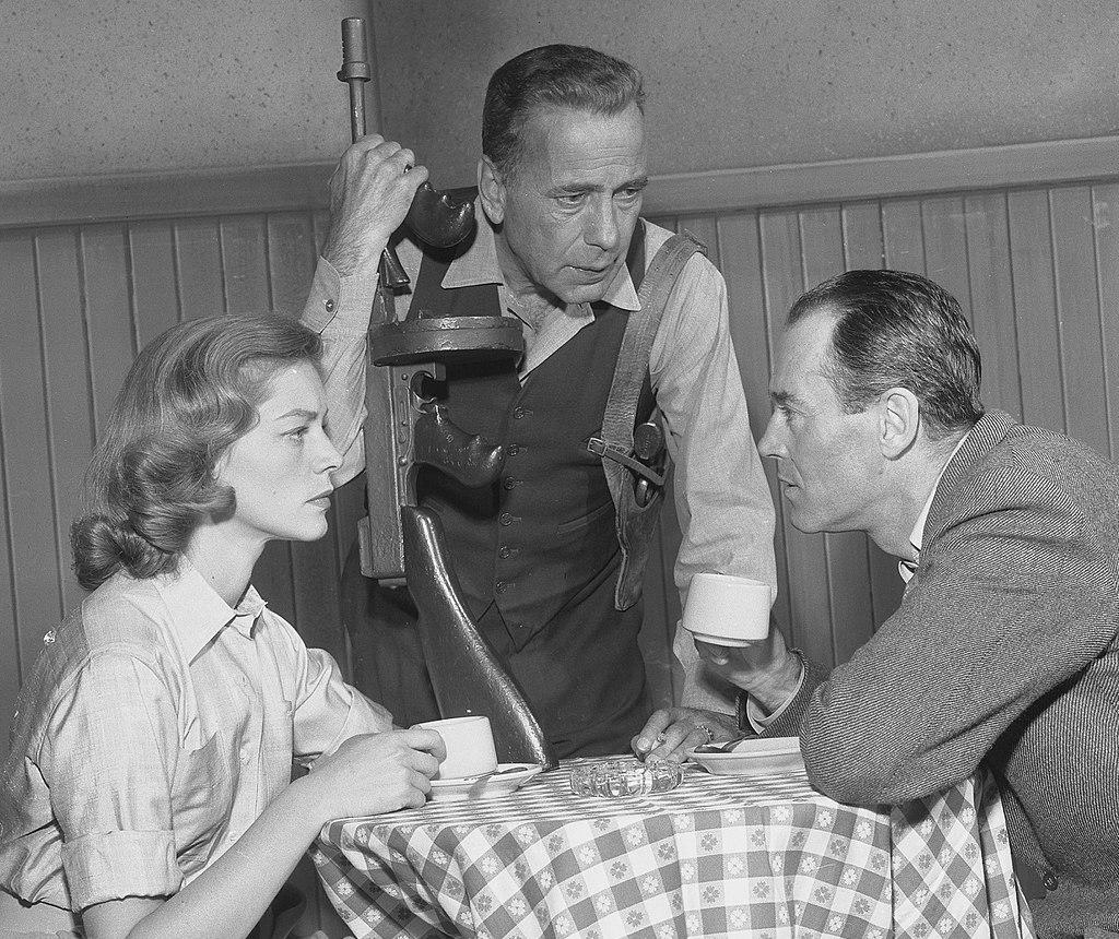 Гамфрі Богарт (у центрі) з Лорен Беколл та Генрі Фондою