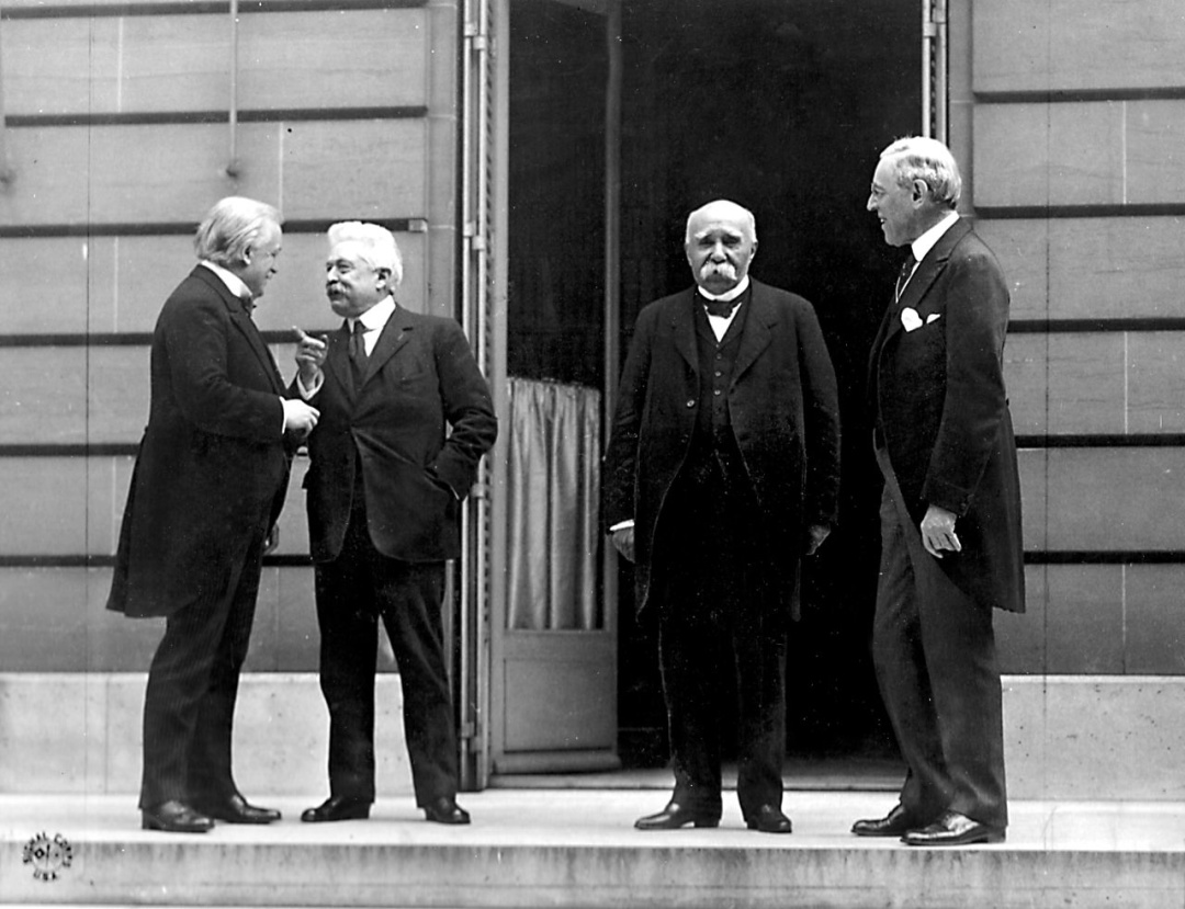 «Велика четвірка» на Паризькій мирній конференції 1919 року після закінчення Першої світової війни: прем'єр-міністр Девід Ллойд Джордж (Великобританія), прем'єр-міністр Вітторіо Емануеле Орландо (Італія), прем'єр-міністр Жорж Клемансо (Франція), президент Вудро Вільсон (США)