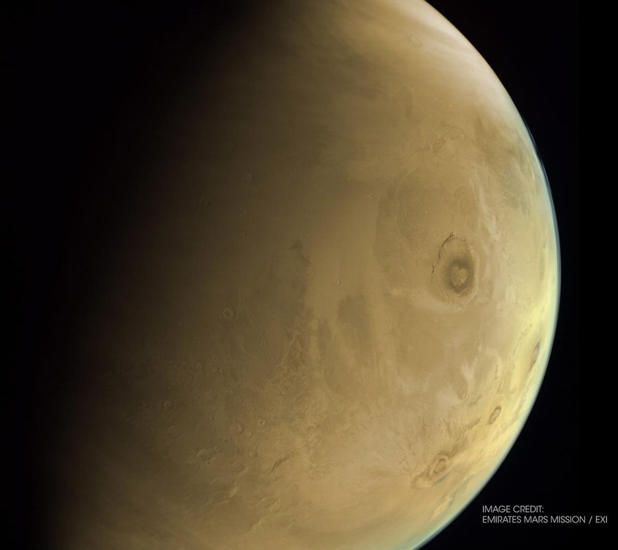Марс в об'єктиві камери EXI з відстані у 13 тисяч кілометрів. Темна пляма –  найвища точка Сонячної системи, згаслий вулкан Олімп. Hope Mars Mission / Twitter