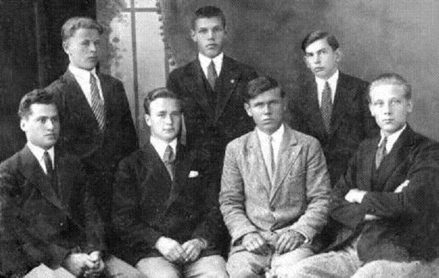 Лев Ребет — другий зліва у першому ряду, Степан Бандера — крайній справа у другому ряду; крайній зліва стоїть Володимир Тимчій (крайовий провідник ОУН з червня 1939-го і до загибелі в лютому 1940 року). Фото не раніше 1932 року