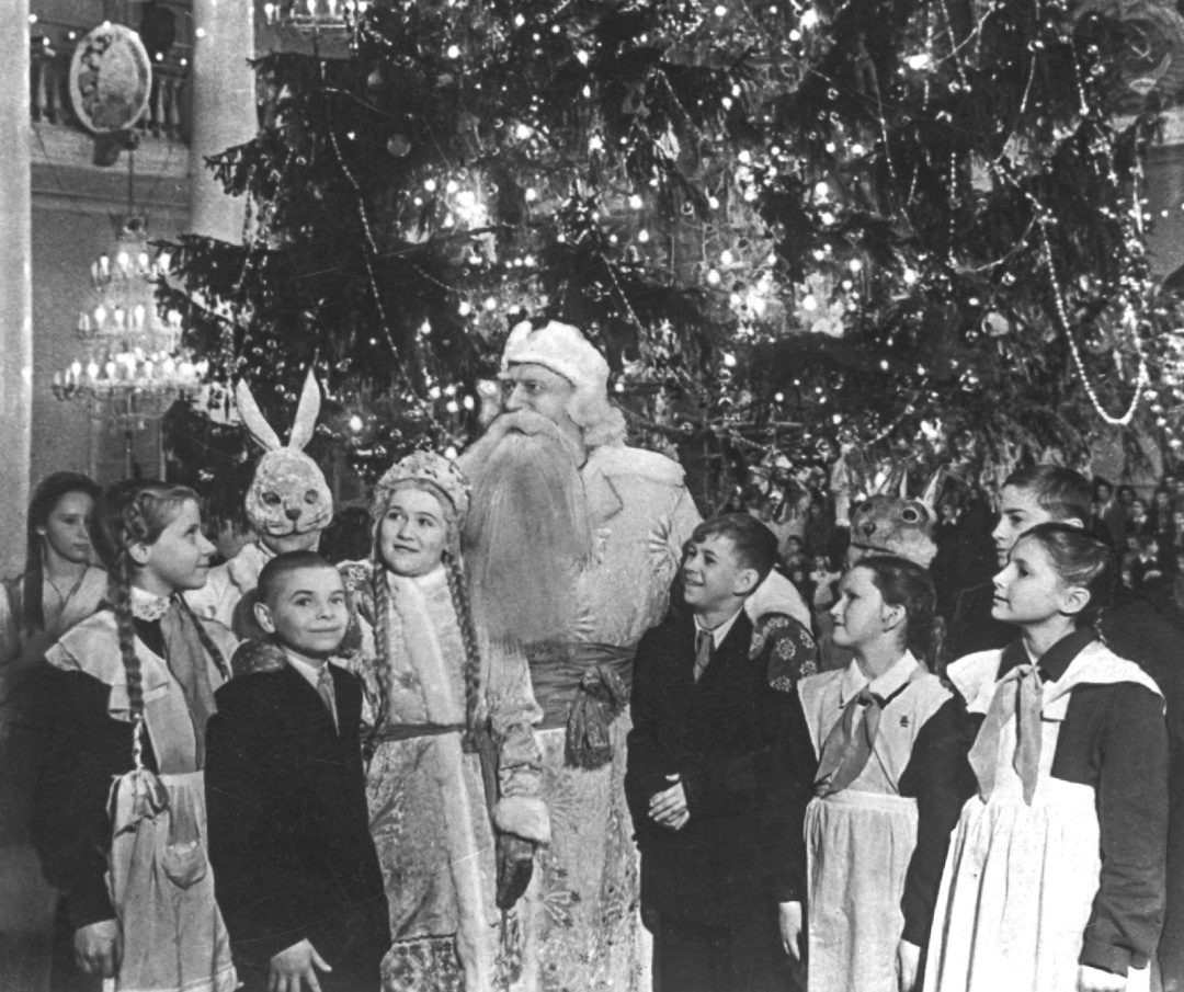 «Явління» Діда Мороза відбулося в СРСР 1 січня 1937 року в Колонній залі Будинку Спілок у виконанні популярного конферансьє Михайла Гаркаві