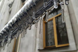 Херсонщину накрив крижаний дощ і вітер