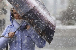 Циклон несет в Украину штормовой ветер, на дорогах «каша» и гололедица