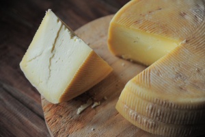 Продукти для ЗСУ: найбільше фальсифікату виявили у твердих сирах