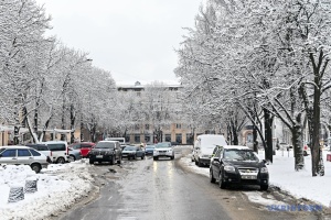 В Україні у п'ятницю невеликий сніг і сильний вітер, вдень до 6° морозу