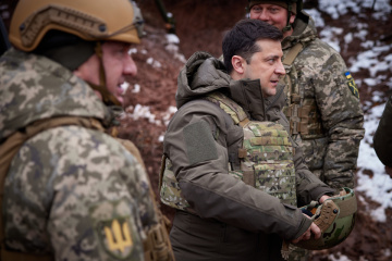 Zelensky visits front line in eastern Ukraine
