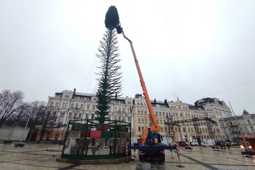 Kyjiw: Neujahrsbaum auf dem Sophienplatz aufgestellt