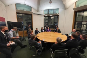 Kuleba se reúne con miembros del Parlamento británico 