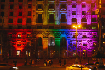 キーウ市庁舎、世界人権デーにLGBT+シンボルの虹色でライトアップ