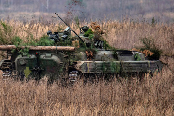 Ukrainian Army trains to repel tank attacks near occupied Crimea