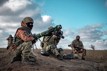 Les militaires ukrainiens effectuent des exercices avec des antichars américains Javelin dans le Donbass 