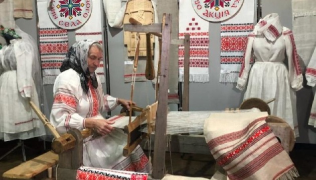 Майстриня з Рівненщини отримала премію за збереження серпанкового ткацтва