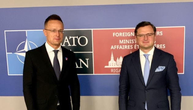 Кулеба зустрівся з Сійярто: Безпека України - це безпека Угорщини і всього східного флангу НАТО