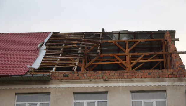 Ураган на Буковине ночью сорвал крышу со школы