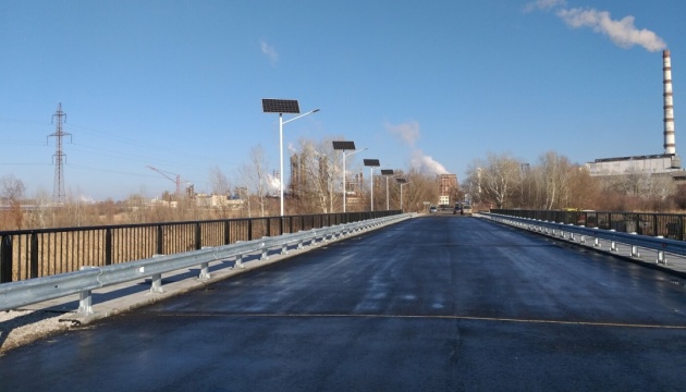 Першу смугу мосту між Сєвєродонецьком та Лисичанськом відкрили для транспорту – Гайдай