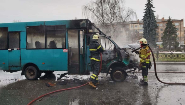 У Чернігові маршрутка з пасажирами зіткнулася з тролейбусом і загорілася