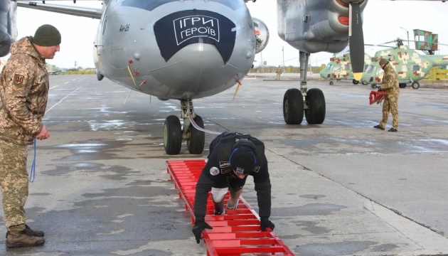 На Харківщині колишній військовий без ноги протягнув 16-тонний літак