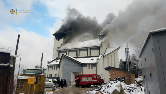 Рятувальники ліквідували пожежу в костелі біля Львова