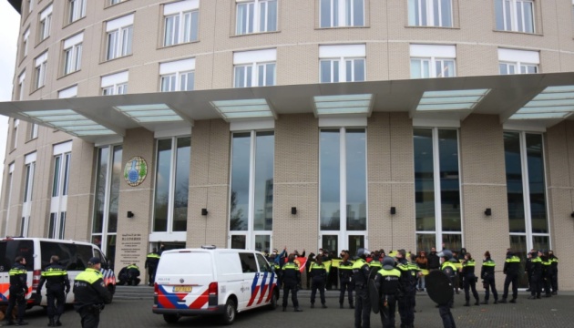 У Гаазі група протестувальників увірвалася до будівлі ОЗХЗ