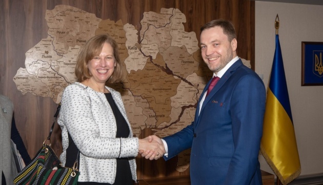 El ministro Monastyrsky se reúne con la encargada de negocios de EE.UU.