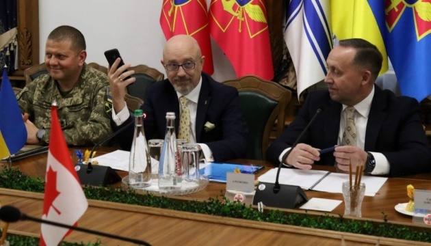 Funcionarios ucraniano y canadiense discuten la cooperación en defensa